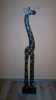 Dřevěná socha žirafy. Výška 120 centimetrů. Ručně
vyřezaná v Indonésii z jednoho špalku. Povrch žirafy je perfektně opracován a natřen matným barevným lakem.