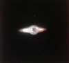 Jedná se o prsten z bílého zlata osazený diamantem briliantového brusu vyrobený klasickou klenotnickou technikou. Prsten s hladkou šínou zdobený rytinou okolo kamene, se dvěma geometrickými přístavky, hlava osazená přírodním diamantem starého briliantového brusu o průměru 4,85 mm, hmotnosti 0,45 ct, kvalitě Si - K. Špekr není poškozen, vykazuje stopy běžného užívání, kámen pevně usazen, ozrněn milgrifem. Celková výška prstenu 2,65 cm, velikost šíny č 60. Hmotnost prstenu včetně kamene 2,54 g btto. Zlato je o ryzosti 585/1000 Au, 14 karátů, klenotnická slitina bílého odstínu, státní puncovní značka č. 145, mistrovská značka KS v oválu, ryzostní značka 585. Šperk je typickým výrobkem klenotnické dílny z období 1. republiky (1921-1928) - jedná se o zakázkovou produkci. Na prsten byl vypracován současný odborný posudek, který stanovuje cenu prstenu na 21 000 Kč. Mohu ho poslat emailem. Osobní odběr je možný v Brně či Znojmě.