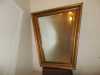Nabízím broušené starožitné zrcadlo v dřevěném rámu zlaté barvy , rozměrů: 115x103 cm , kosoůhelníkového tvaru , vhodné k zavěšení do rohu místnosti .