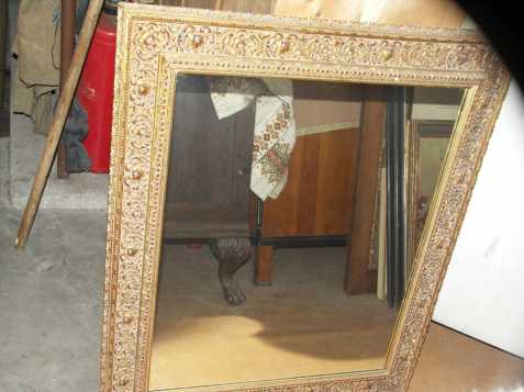 nástěnné zrcadlo zlatý zdobený  rám