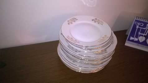 retro porcelánové talíře zlaté bílé