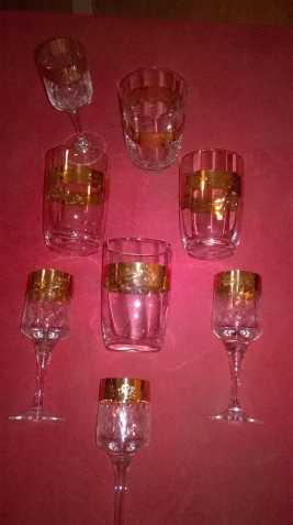 zlaté zdobené sklenice na víno