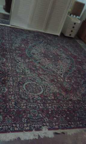 starožitný vlněný bordo koberec