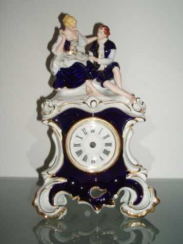 Porcelánové hodiny a figurka