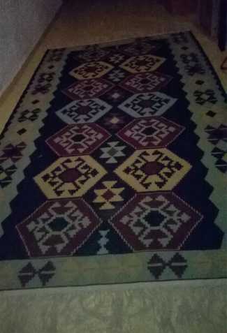 starožitný vlněný koberec Kilim